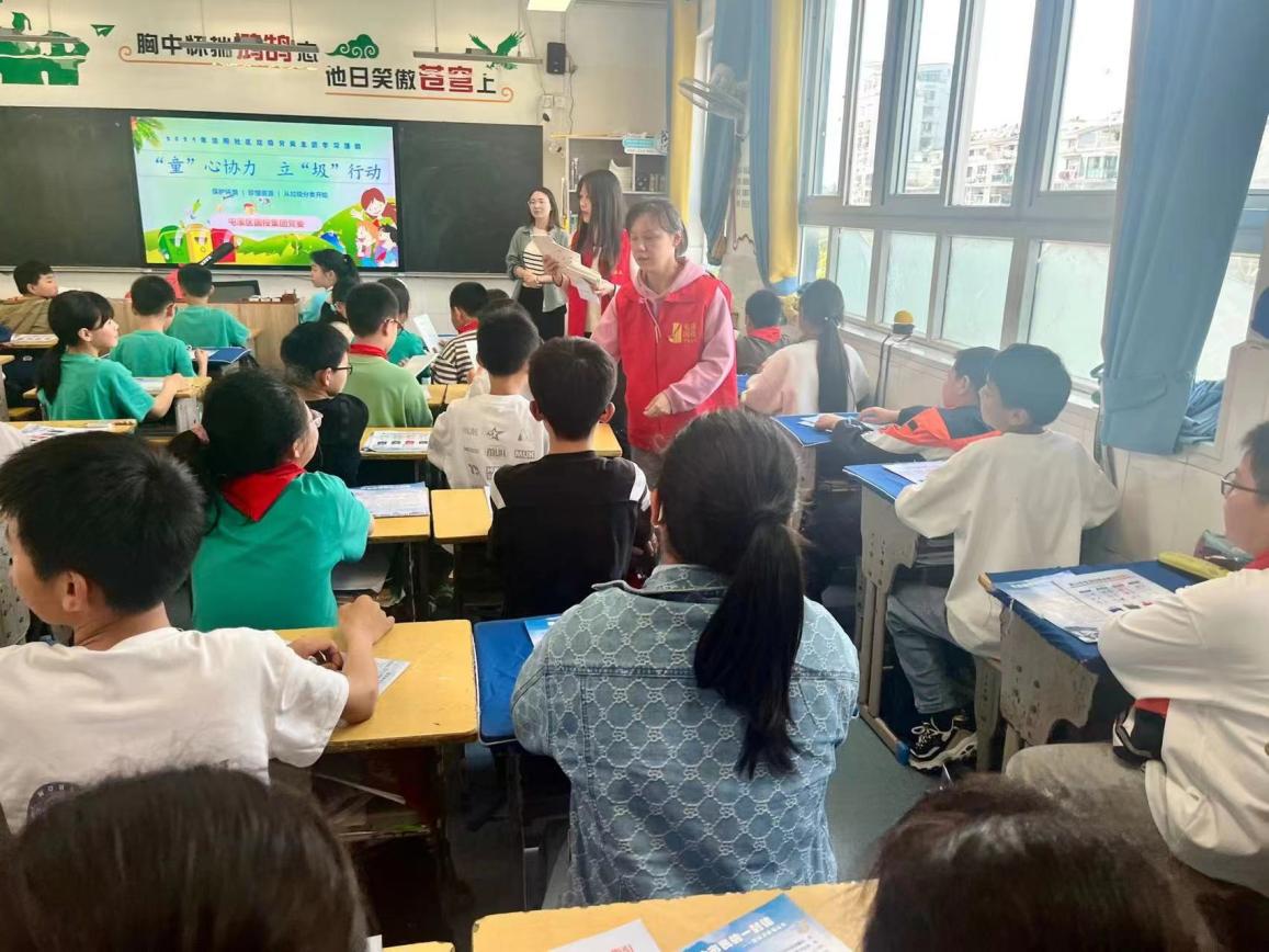 “攜手共筑美好家園”——開展垃圾分類宣傳、小區(qū)衛(wèi)生整治志愿者活動(dòng)